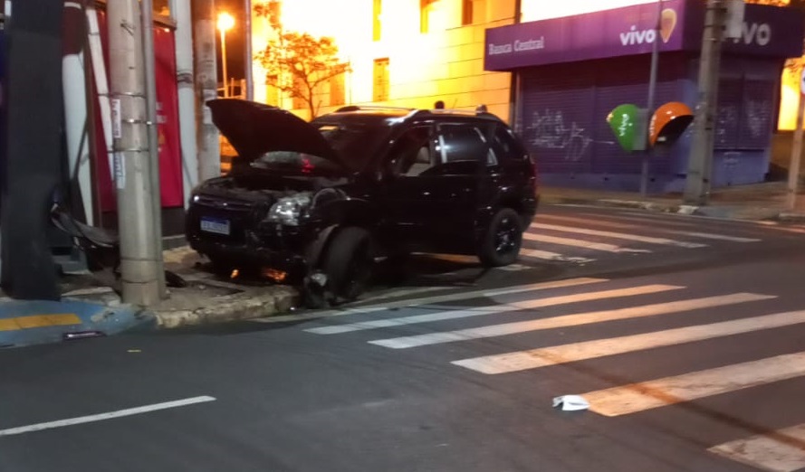 Foto 5 de 5 — ​Colisão entre carros deixa 2 feridos no Centro de Araraquara
